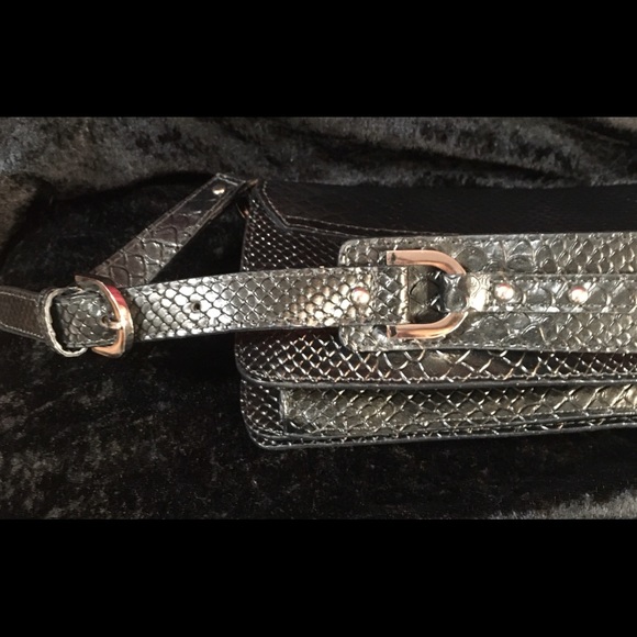 Y2K Classic black faux snake print mini handbag 🖤 - Picture 9 of 12